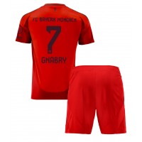 Camiseta Bayern Munich Serge Gnabry #7 Primera Equipación Replica 2024-25 para niños mangas cortas (+ Pantalones cortos)